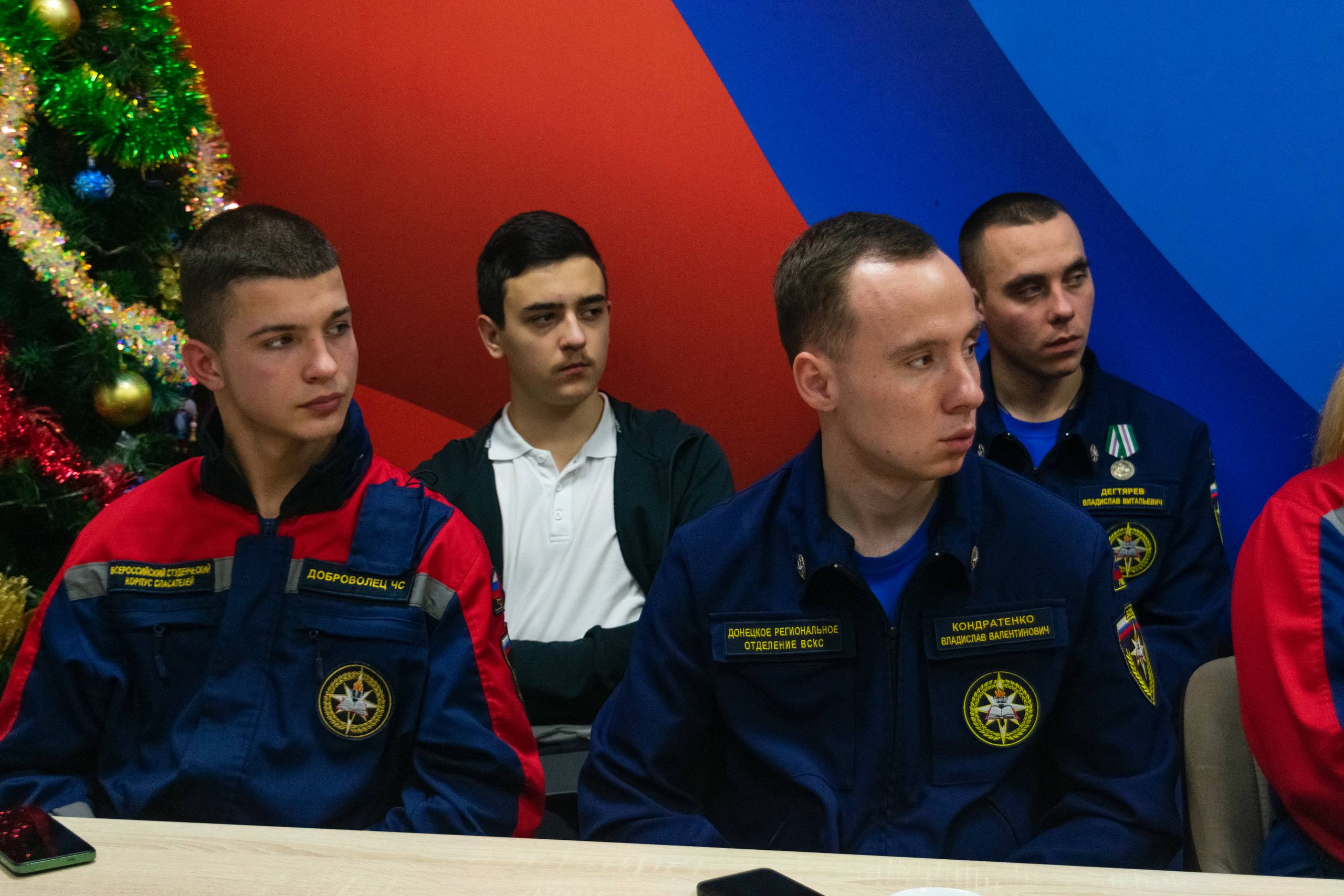 В День Героев Отечества добровольцы Донецкого РО ВСКС встретились с защитником Родины — участником боевых действий, который получил три боевых ранения во время службы В День Героев Отечества добровольцы Донецкого РО ВСКС встретились с защитником Родины — участником боевых действий, который получил три боевых ранения во время службы