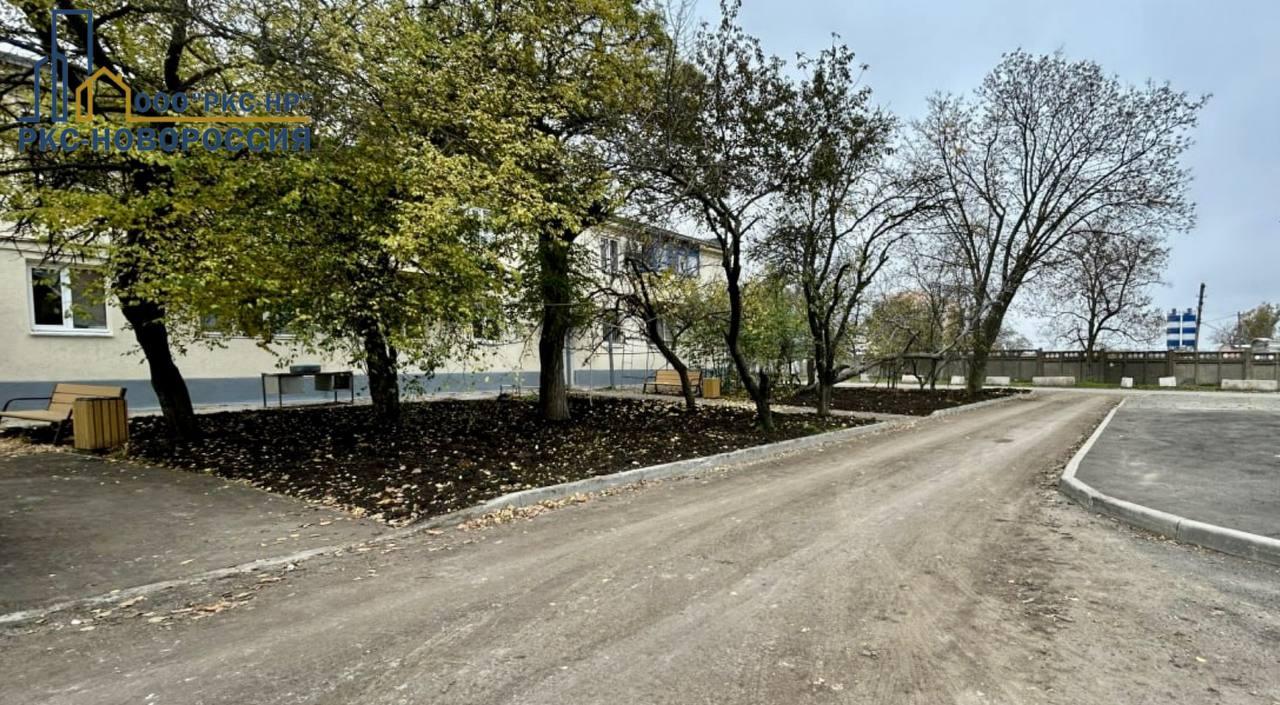 Завершены работы по благоустройству во дворе еще одного дома на проспекте Строителей в Мариуполе Завершены работы по благоустройству во дворе еще одного дома на проспекте Строителей в Мариуполе