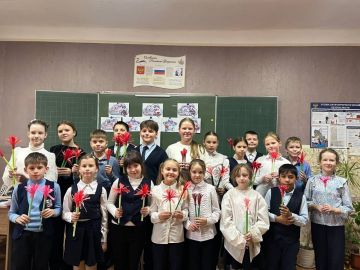 3 декабря учащиеся ГБОУ "СШ № 86 Г.О. МАКЕЕВКА" и ГБОУ "СШ № 108 Г.О. МАКЕЕВКА" приняли участие в акции "Красная гвоздика", приуроченной этому важному дню