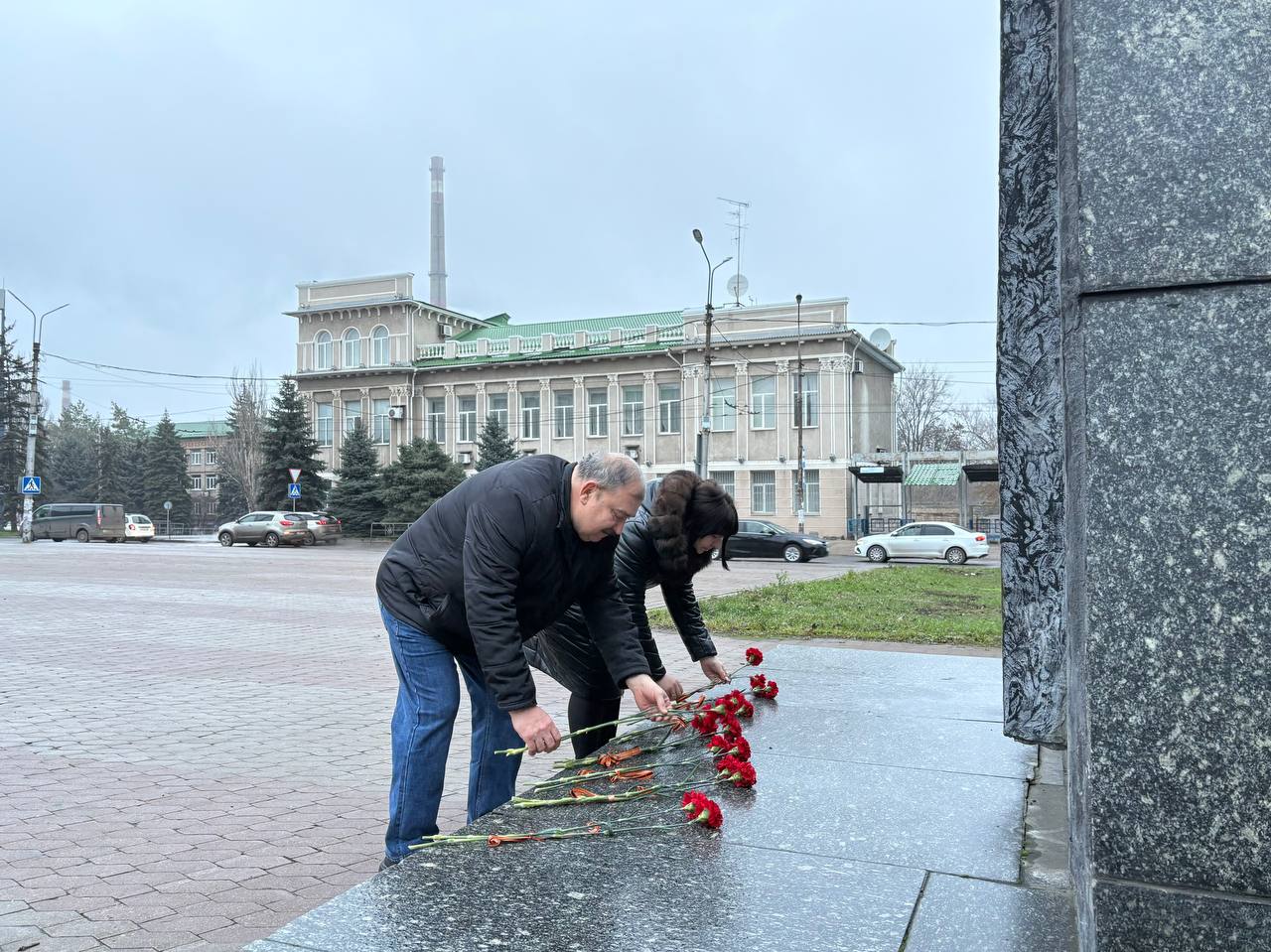 Сегодня,09.12.2025, в День Героев Отечества, возложили цветы к памятнику Героя Советского Союза Ивану Ткаченко Сегодня,09.12.2025, в День Героев Отечества, возложили цветы к памятнику Героя Советского Союза Ивану Ткаченко