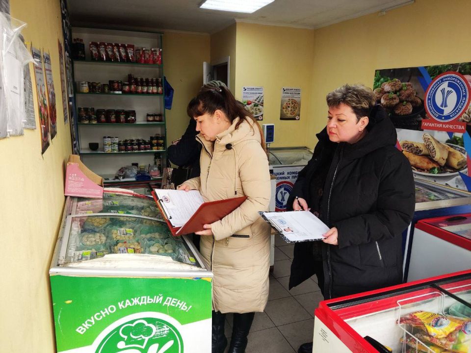 Сегодня, 09 декабря, в. г. Моспино прошел плановый рейд Народного контроля, с целью проверки качества товаров и соблюдения правил торговли Сегодня, 09 декабря, в. г. Моспино прошел плановый рейд Народного контроля, с целью проверки качества товаров и соблюдения правил торговли