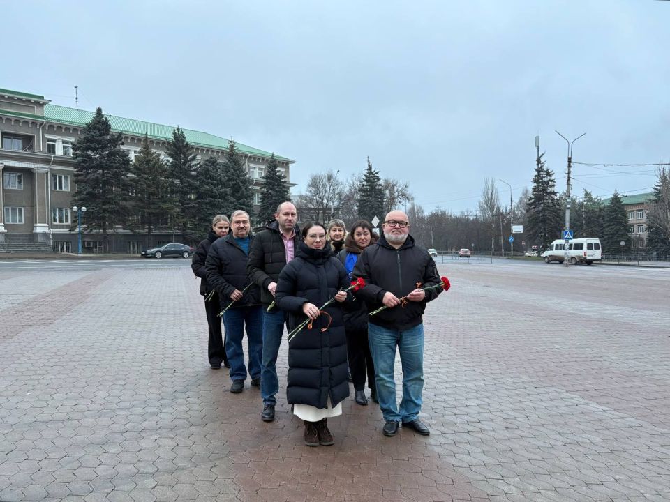 Сегодня,09.12.2025, в День Героев Отечества, возложили цветы к памятнику Героя Советского Союза Ивану Ткаченко Сегодня,09.12.2025, в День Героев Отечества, возложили цветы к памятнику Героя Советского Союза Ивану Ткаченко