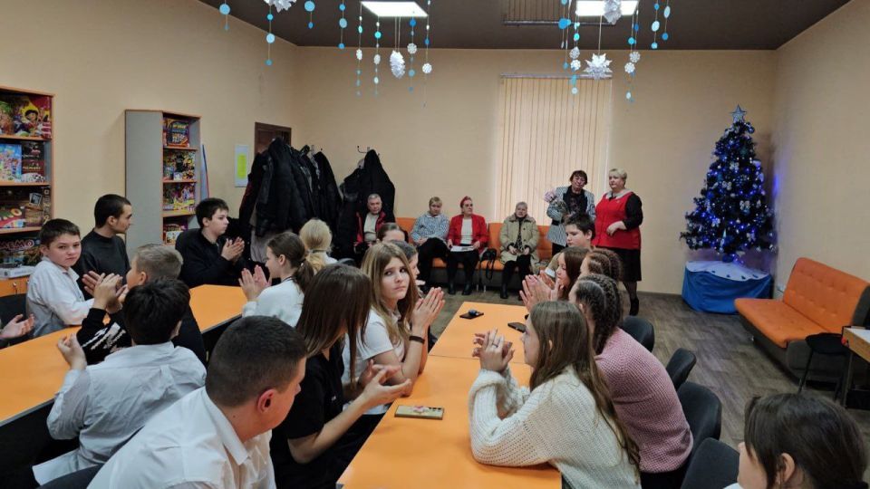 Сегодня, в День героев Отечества для школьников информационно-библиотечный отдел Дворца культуры провёл исторический калейдоскоп «Державы российской герои» Сегодня, в День героев Отечества для школьников информационно-библиотечный отдел Дворца культуры провёл исторический калейдоскоп «Державы российской герои»