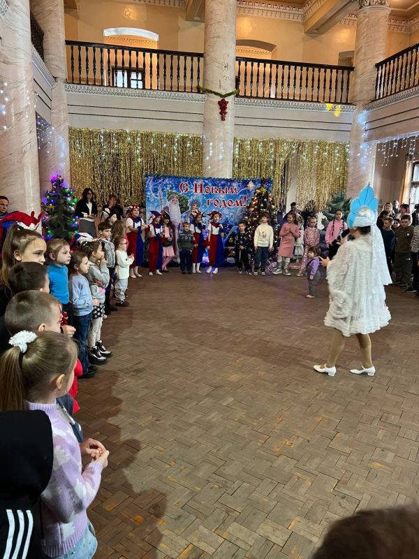 В отделе культурно-досуговой деятельности МБУ «ГДК им. В.Г. Кирсановой» развернулось волшебное действо: новогодняя игровая программа «У порога Новый год», распахнувшая свои двери для детей участников специальной военной... В отделе культурно-досуговой деятельности МБУ «ГДК им. В.Г. Кирсановой» развернулось волшебное действо: новогодняя игровая программа «У порога Новый год», распахнувшая свои двери для детей участников специальной военной...