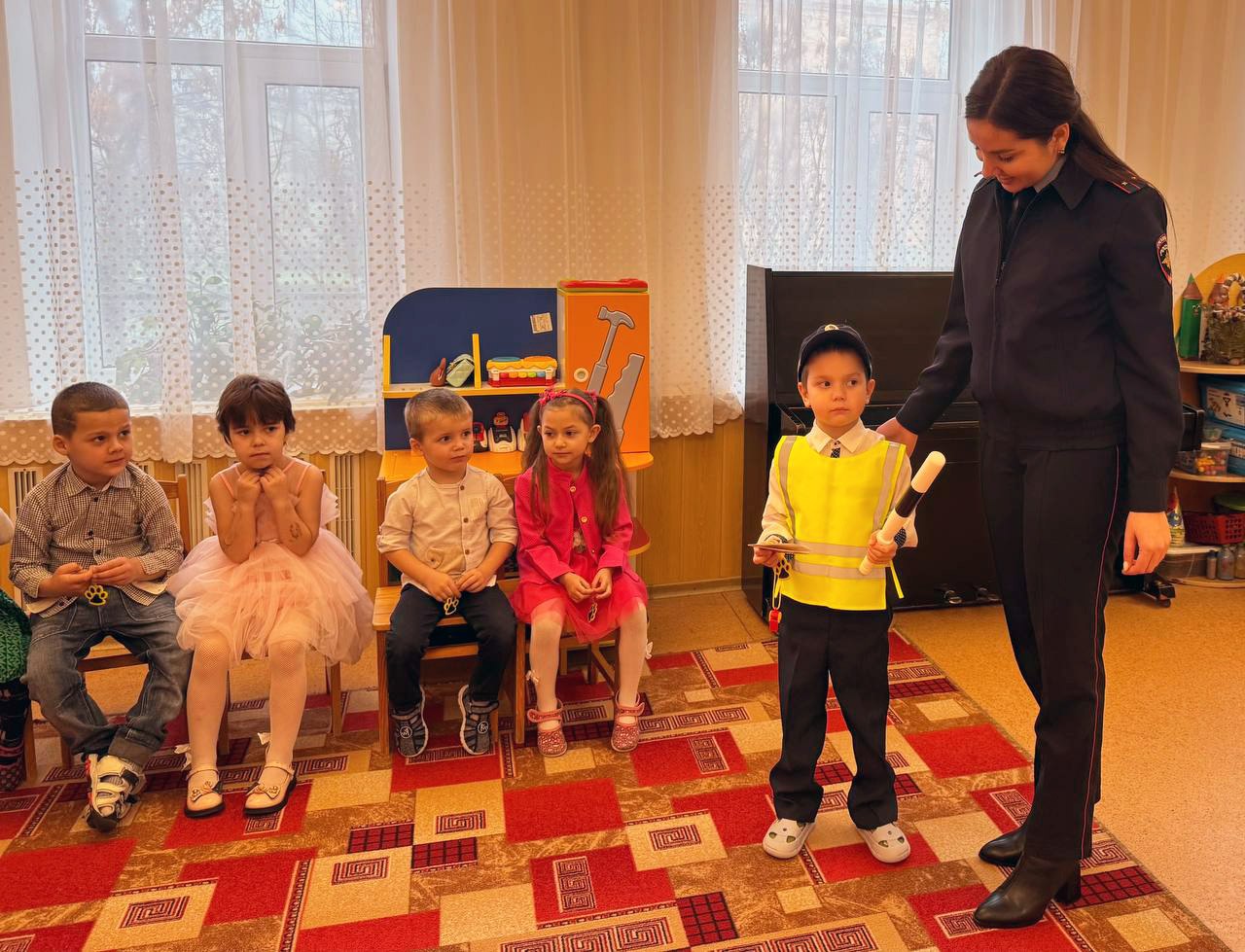 Сотрудники Госавтоинспекции провели профилактические беседы с дошкольниками Сотрудники Госавтоинспекции провели профилактические беседы с дошкольниками