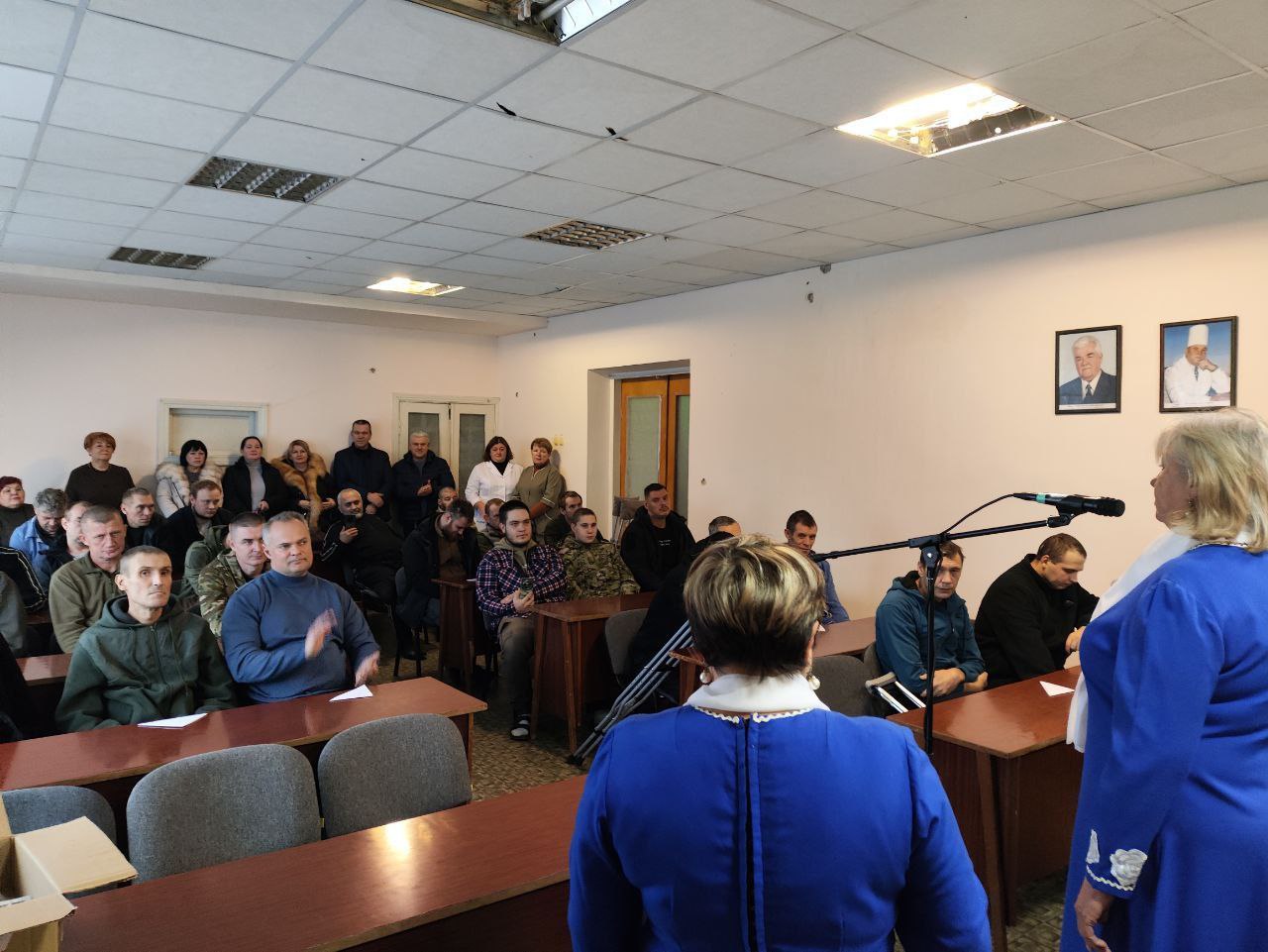 В День Героев Отечества творческие коллективы ДК им. Т.Г. Шевченко подарили праздничный концерт раненым военнослужащим В День Героев Отечества творческие коллективы ДК им. Т.Г. Шевченко подарили праздничный концерт раненым военнослужащим