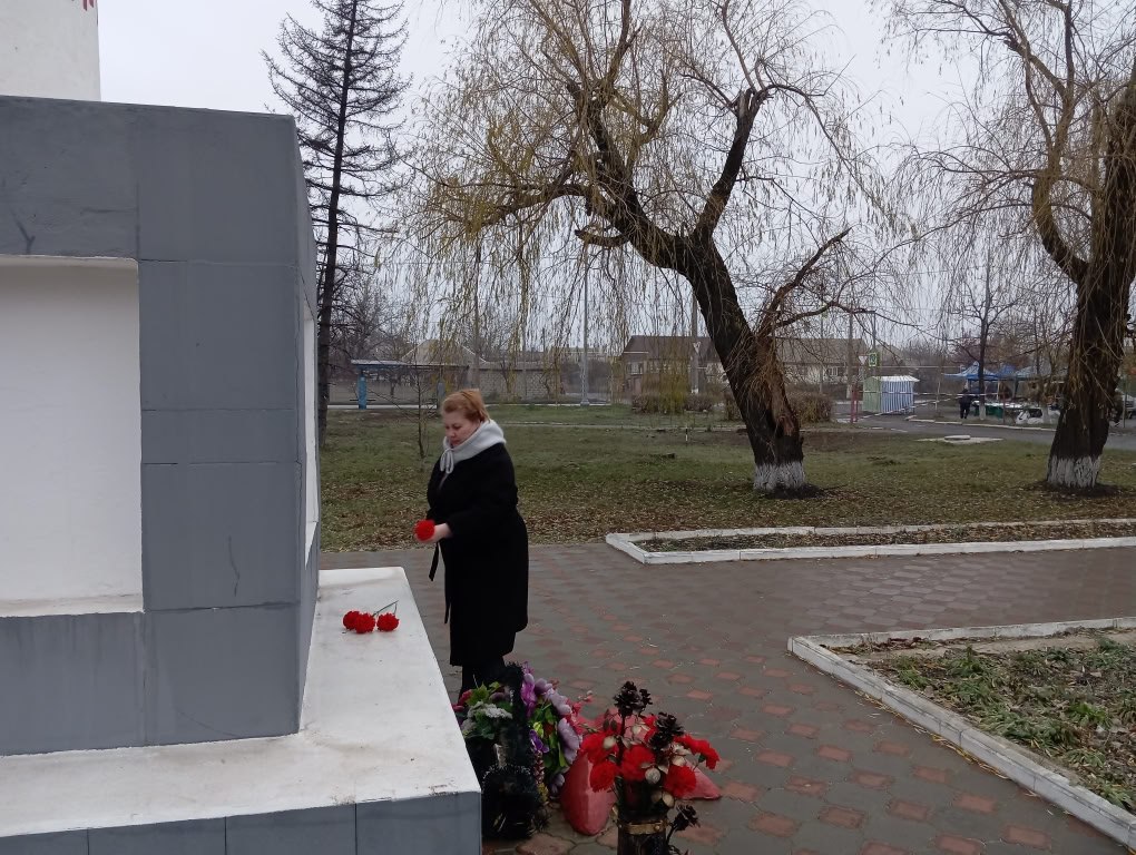 Возложение цветов ко Дню Героев Отечества Возложение цветов ко Дню Героев Отечества