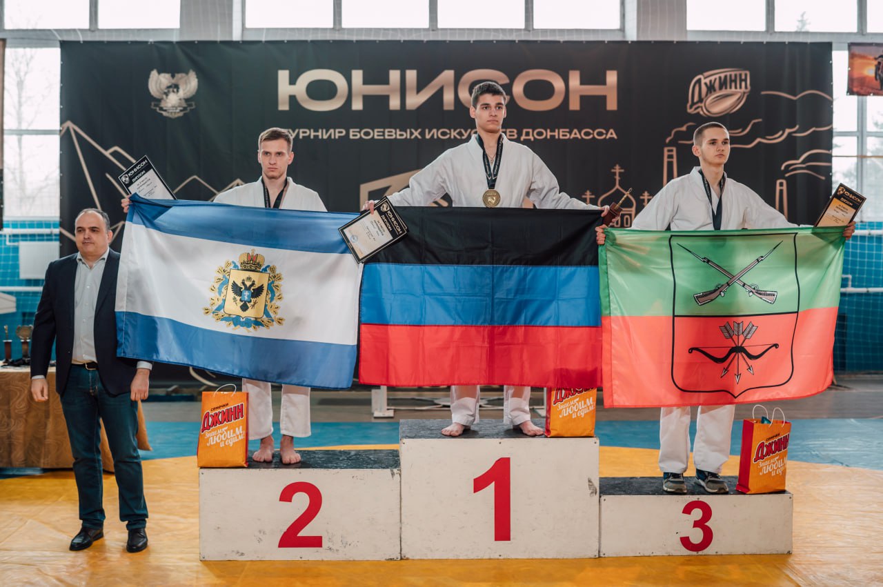 Богатырь 21 века Дмитрий Халаджи позволил спортсменкам из ДНР станцевать на нем лежа на битом стекле Богатырь 21 века Дмитрий Халаджи позволил спортсменкам из ДНР станцевать на нем лежа на битом стекле