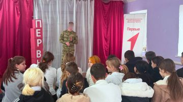 Из первых уст!. В преддверии Дня Героев Отечества военнослужащие Росгвардии совместно с сектором молодёжной политики отдела молодёжи, спорта и туризма Администрации Старобешевского м.о. посетили ГБОУ «Придорожненская школа...