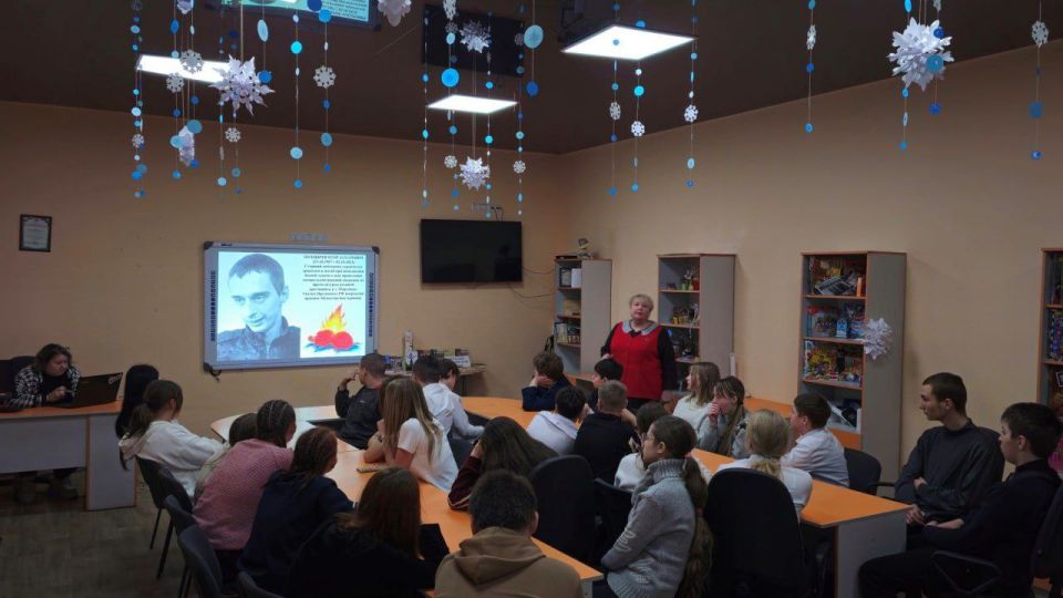 Сегодня, в День героев Отечества для школьников информационно-библиотечный отдел Дворца культуры провёл исторический калейдоскоп «Державы российской герои» Сегодня, в День героев Отечества для школьников информационно-библиотечный отдел Дворца культуры провёл исторический калейдоскоп «Державы российской герои»