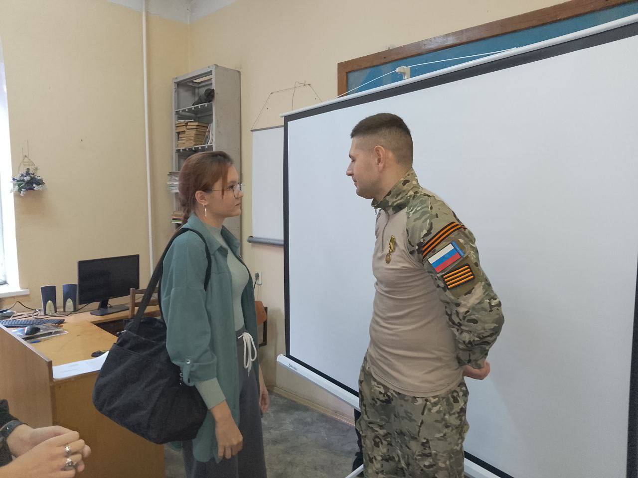 Провели «Урок мужества». В рамках акции «Спасибо Героям» Председатель Молодежного Парламента ДНР Сергей Журавлев рассказал студентам ГБПОУ «Донецкий техникум химических технологий и фармации» о настоящем героизме, силе духа... Провели «Урок мужества». В рамках акции «Спасибо Героям» Председатель Молодежного Парламента ДНР Сергей Журавлев рассказал студентам ГБПОУ «Донецкий техникум химических технологий и фармации» о настоящем героизме, силе духа...