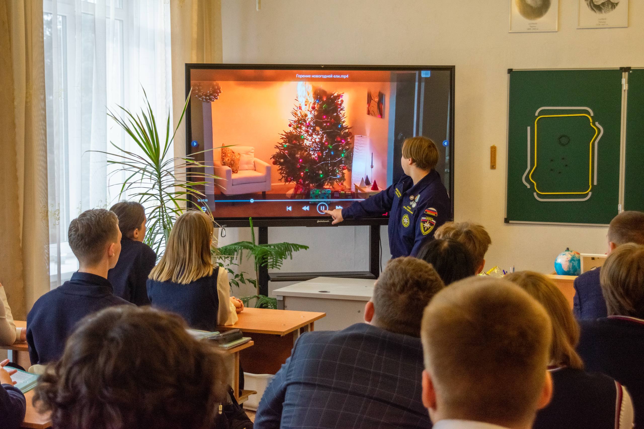 Добровольцы Донецкого РО ВСКС продолжают открывать «Новые маршруты» безопасности для школьников Добровольцы Донецкого РО ВСКС продолжают открывать «Новые маршруты» безопасности для школьников