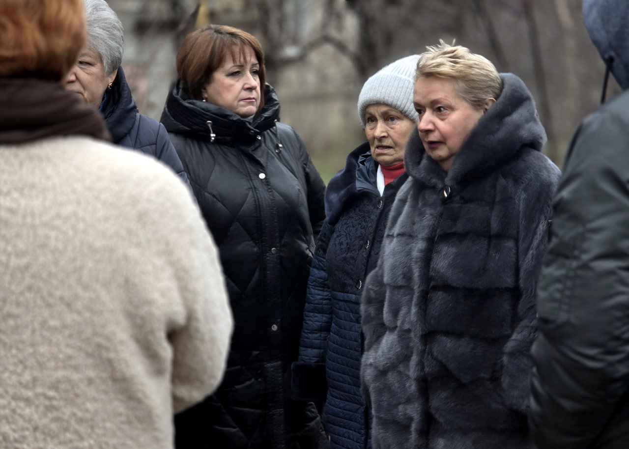 Руководитель Управы Куйбышевского района Иван Адамец и депутат Донецкого городского совета Дмитрий Пефтеев провели встречу с жителями многоквартирного дома №22 по проспекту Трудовых Резервов Руководитель Управы Куйбышевского района Иван Адамец и депутат Донецкого городского совета Дмитрий Пефтеев провели встречу с жителями многоквартирного дома №22 по проспекту Трудовых Резервов