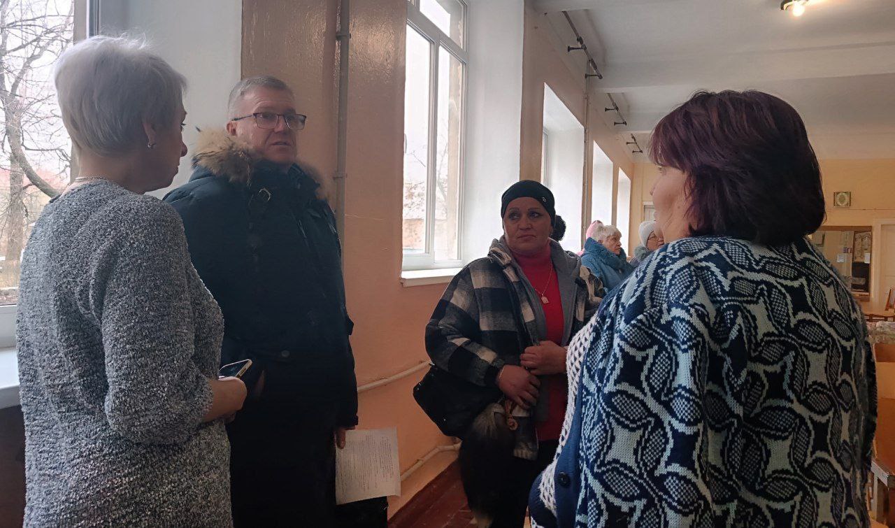 ВСТРЕЧИ С ЖИТЕЛЯМИ. 09 декабря 2025 года депутаты Ясиноватского муниципального совета Донецкой Народной Республики от фракции «Единая Россия» Виталий Кухта и Владимир Сергиенко провели встречу с жителями ВСТРЕЧИ С ЖИТЕЛЯМИ. 09 декабря 2025 года депутаты Ясиноватского муниципального совета Донецкой Народной Республики от фракции «Единая Россия» Виталий Кухта и Владимир Сергиенко провели встречу с жителями