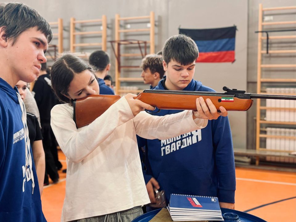 Молодёжка провела «Урок мужества» для школьников Молодёжка провела «Урок мужества» для школьников