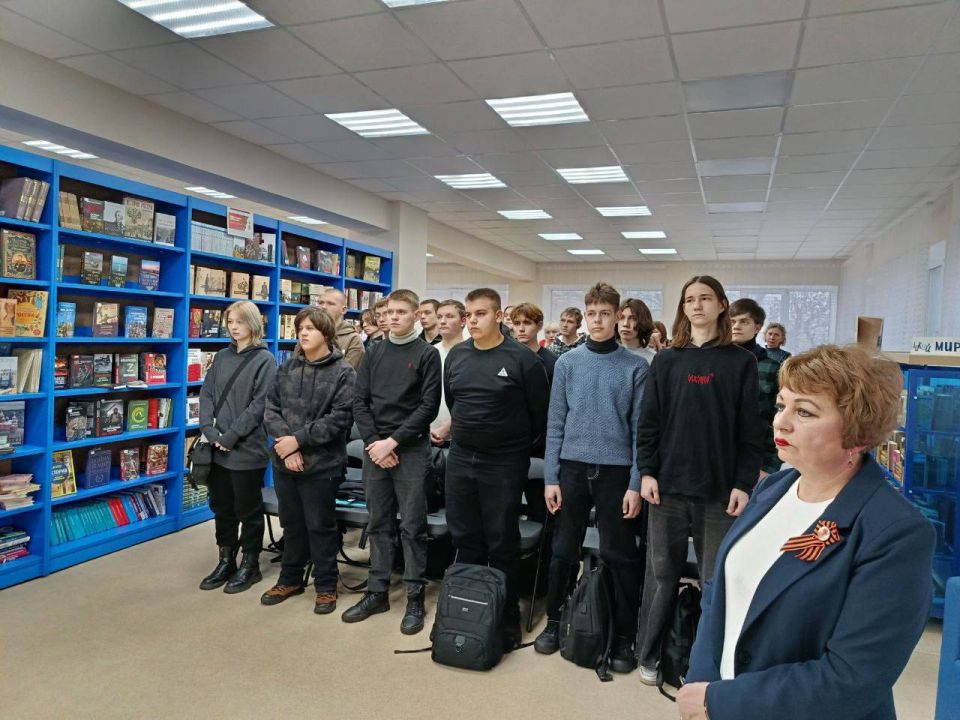 9 декабря в день Героев Отечества, в читальном зале центральной городской модельной библиотеке прошло памятное мероприятие «Бессмертен тот, кто Отечество спас» 9 декабря в день Героев Отечества, в читальном зале центральной городской модельной библиотеке прошло памятное мероприятие «Бессмертен тот, кто Отечество спас»