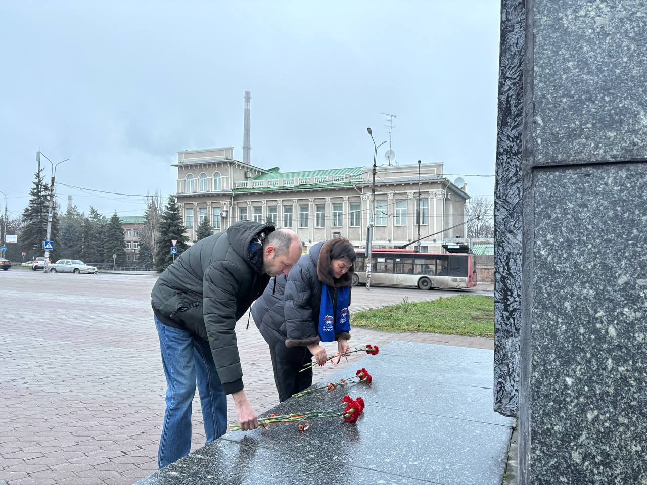 Сегодня,09.12.2025, в День Героев Отечества, возложили цветы к памятнику Героя Советского Союза Ивану Ткаченко Сегодня,09.12.2025, в День Героев Отечества, возложили цветы к памятнику Героя Советского Союза Ивану Ткаченко
