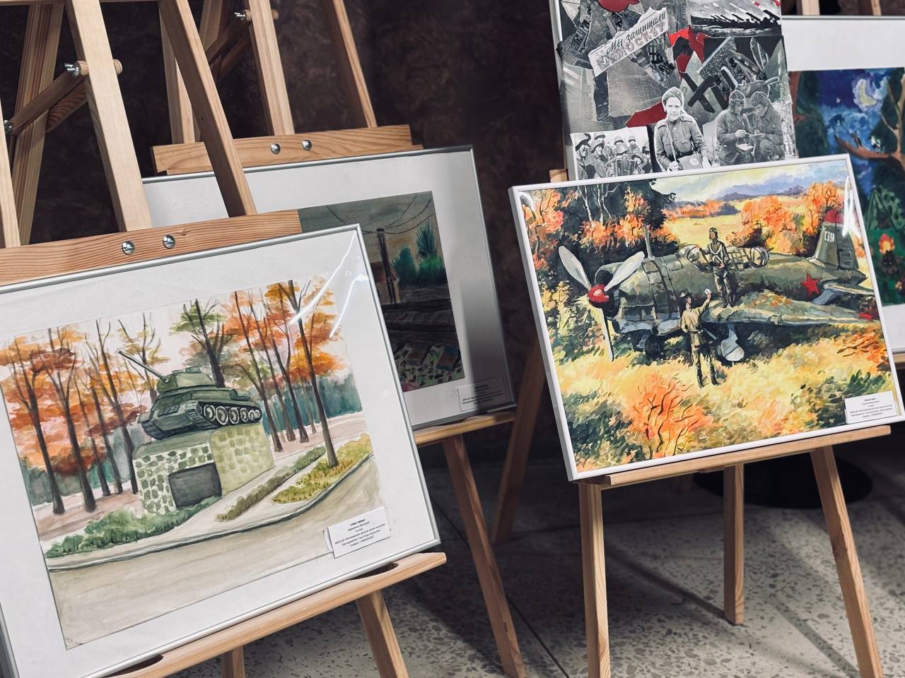 Юные художники Волновахи посвятили свои работы Году защитника Отечества