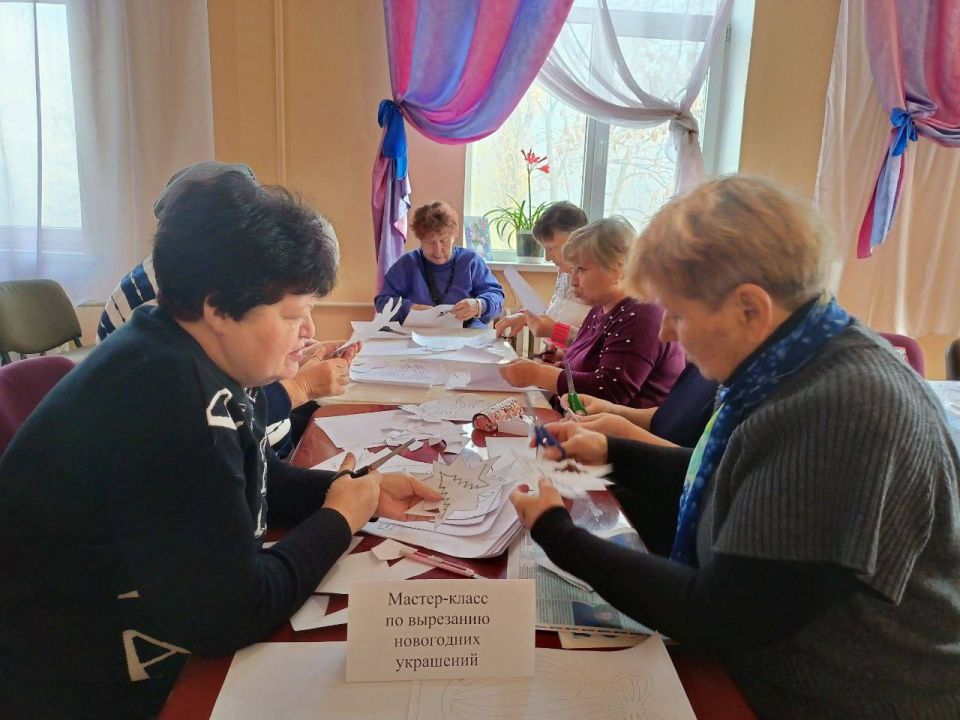 Сегодня 9 декабря, в рамках национального проекта «Демография» и партийного проекта «Старшее поколение» партии «Единая Россия» в преддверии новогодних праздников в ГБУ СО «Центр социального обслуживания населения... Сегодня 9 декабря, в рамках национального проекта «Демография» и партийного проекта «Старшее поколение» партии «Единая Россия» в преддверии новогодних праздников в ГБУ СО «Центр социального обслуживания населения...