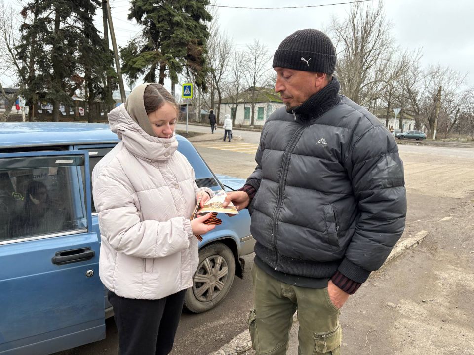 Позабыть мы их не в праве. Активисты Тельмановского районного штаба МР и МГЕР ДНР провели акцию «Герои Отечества» Позабыть мы их не в праве. Активисты Тельмановского районного штаба МР и МГЕР ДНР провели акцию «Герои Отечества»