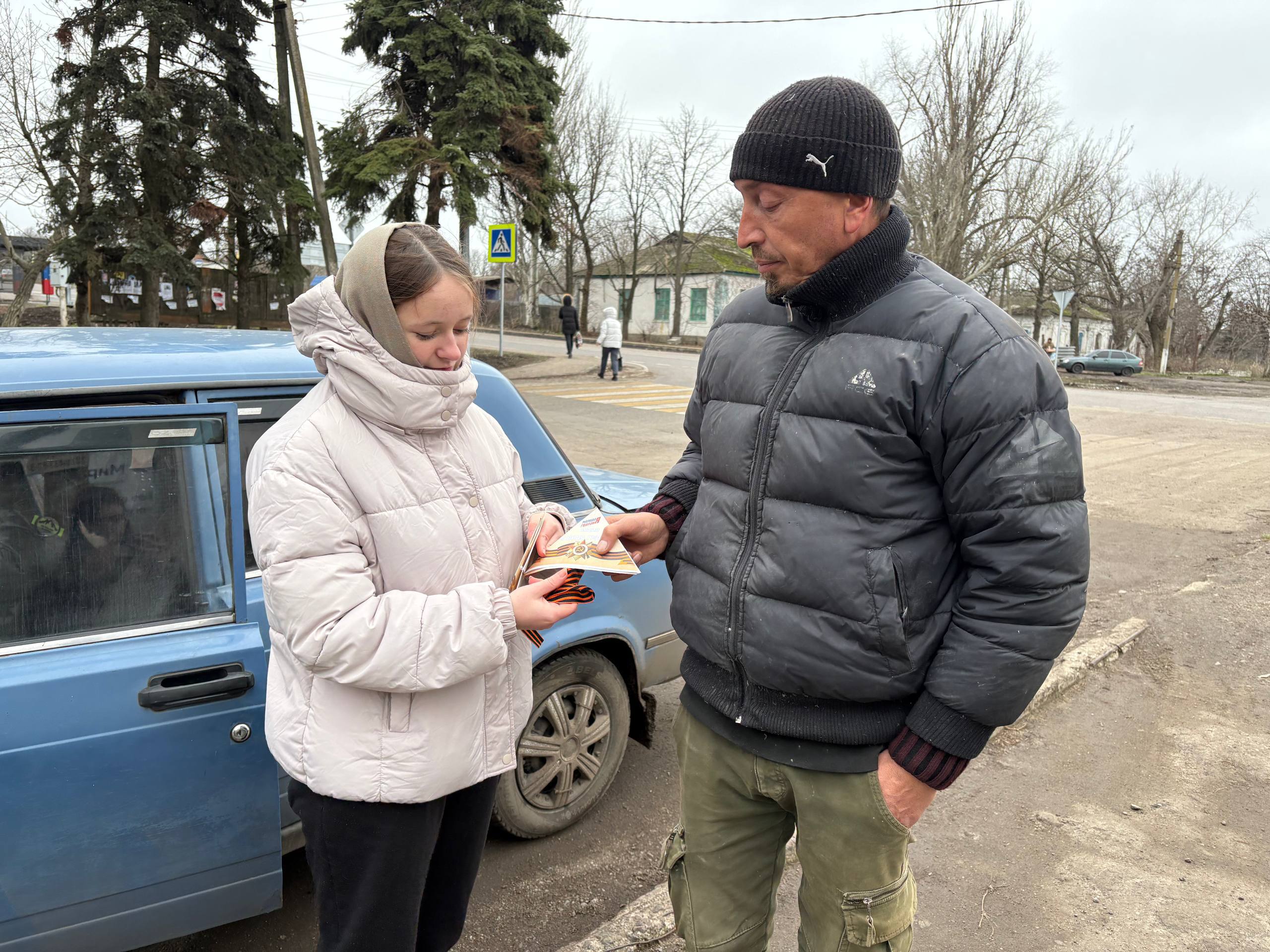 Позабыть мы их не в праве. Активисты Тельмановского районного штаба МР и МГЕР ДНР провели акцию «Герои Отечества» Позабыть мы их не в праве. Активисты Тельмановского районного штаба МР и МГЕР ДНР провели акцию «Герои Отечества»