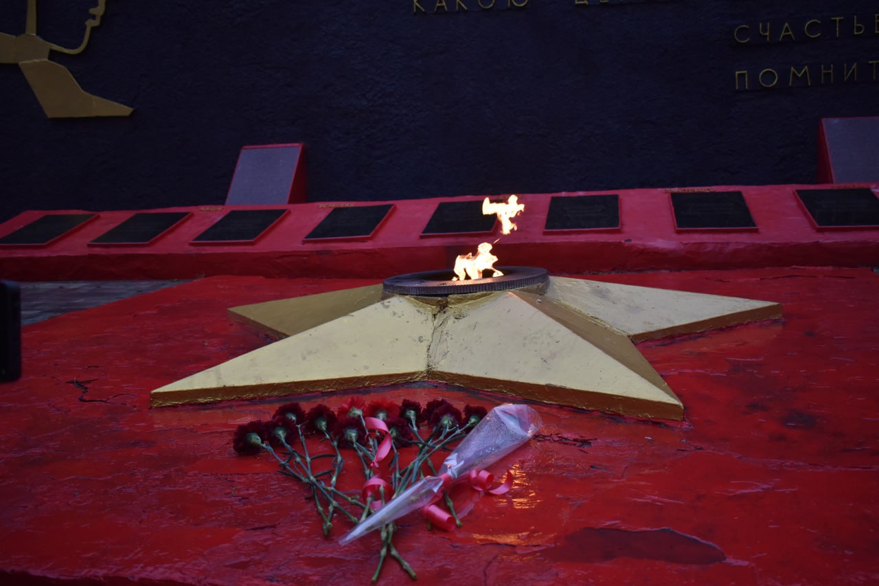 В Амвросиевке почтили Героев Отечества: Возложение цветов и поздравление главы округа В Амвросиевке почтили Героев Отечества: Возложение цветов и поздравление главы округа