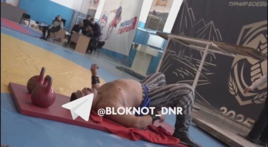 Богатырь 21 века Дмитрий Халаджи позволил спортсменкам из ДНР станцевать на нем лежа на битом стекле