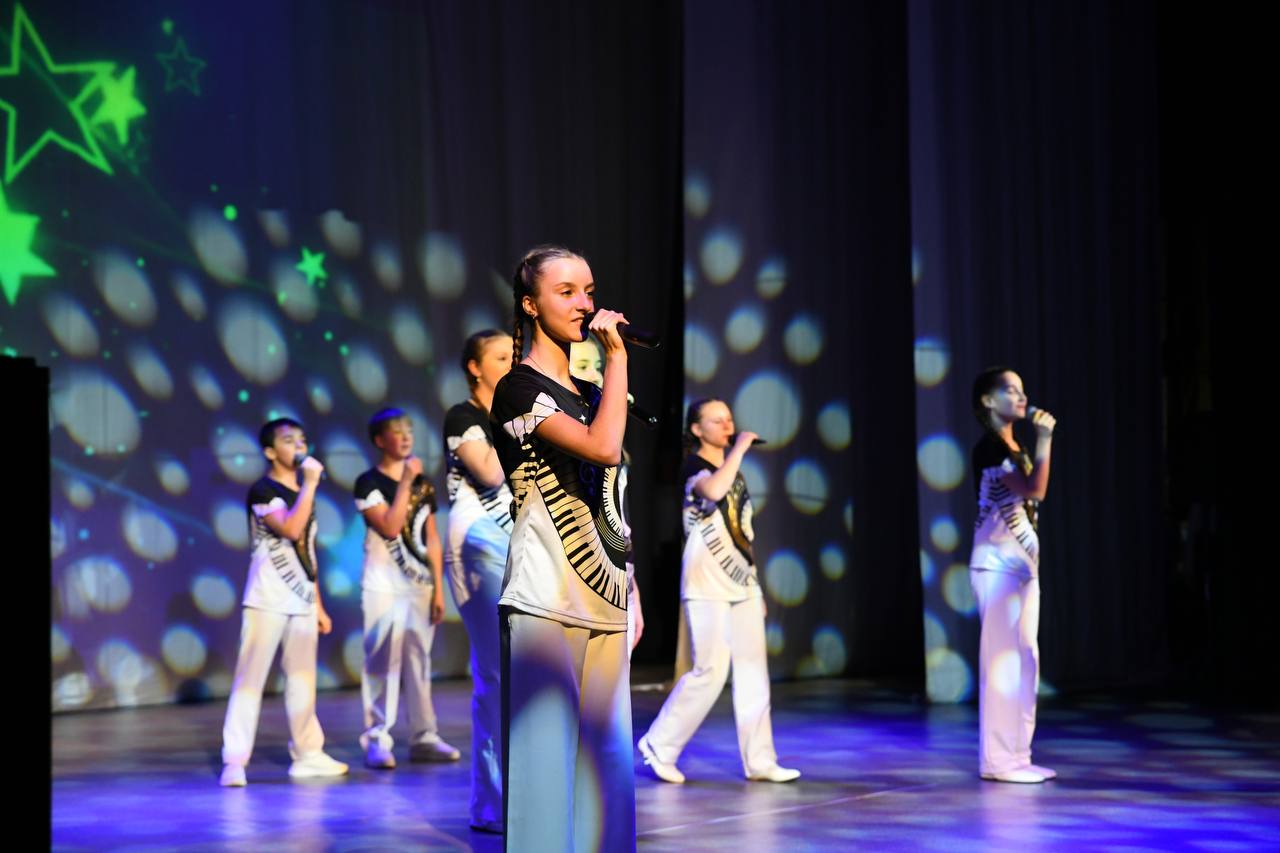 1 декабря Макеевке с большим успехом прошёл праздничный концерт, посвященный 90-летнему юбилею Дворца детского и юношеского творчества 1 декабря Макеевке с большим успехом прошёл праздничный концерт, посвященный 90-летнему юбилею Дворца детского и юношеского творчества