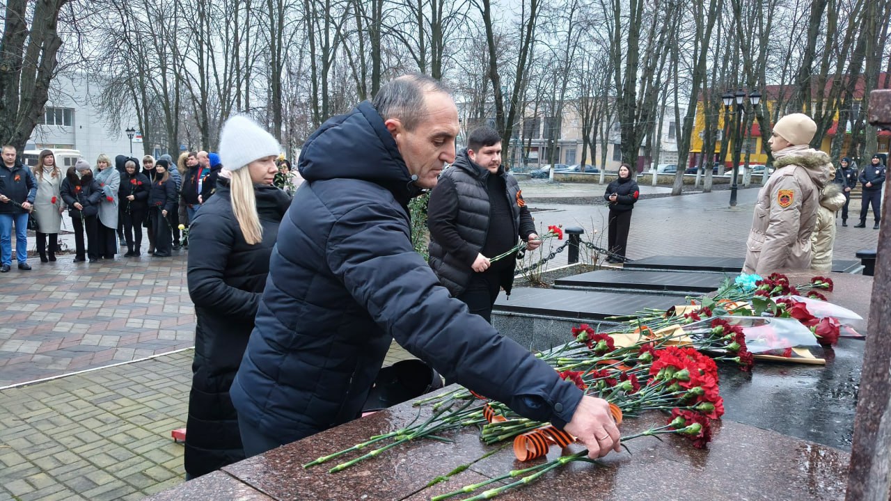 Константин Зинченко: Их подвиг — наш ориентир!. Врип главы администрации Волновахского МО Иван Борзых, заместитель главы администрации Волновахского МО Олег Сидоренко, управляющий делами администрации Волновахского МО Мария... Константин Зинченко: Их подвиг — наш ориентир!. Врип главы администрации Волновахского МО Иван Борзых, заместитель главы администрации Волновахского МО Олег Сидоренко, управляющий делами администрации Волновахского МО Мария...