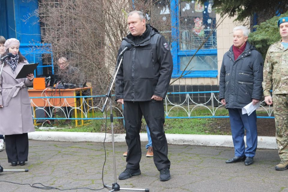 Олег Трофимов: В День Героев Отечества в донецкой школе 115 открыли бюсты кавалеров ордена Мужества Ивана Коковина и Майкла Глосса Олег Трофимов: В День Героев Отечества в донецкой школе 115 открыли бюсты кавалеров ордена Мужества Ивана Коковина и Майкла Глосса