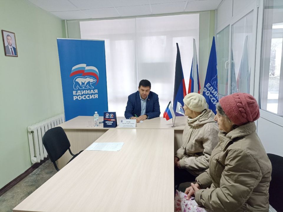 Сергей Ярош провел прием граждан в Амвросиевском отделении Всероссийской политической партии «Единая Россия» Сергей Ярош провел прием граждан в Амвросиевском отделении Всероссийской политической партии «Единая Россия»