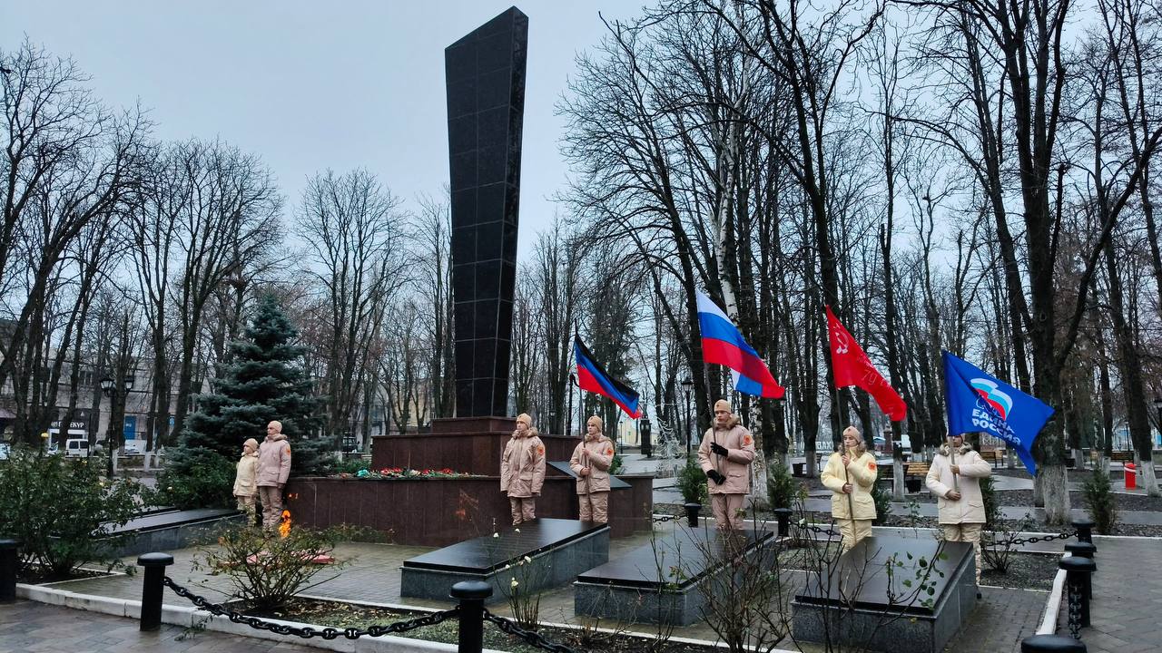 Константин Зинченко: Их подвиг — наш ориентир!. Врип главы администрации Волновахского МО Иван Борзых, заместитель главы администрации Волновахского МО Олег Сидоренко, управляющий делами администрации Волновахского МО Мария... Константин Зинченко: Их подвиг — наш ориентир!. Врип главы администрации Волновахского МО Иван Борзых, заместитель главы администрации Волновахского МО Олег Сидоренко, управляющий делами администрации Волновахского МО Мария...