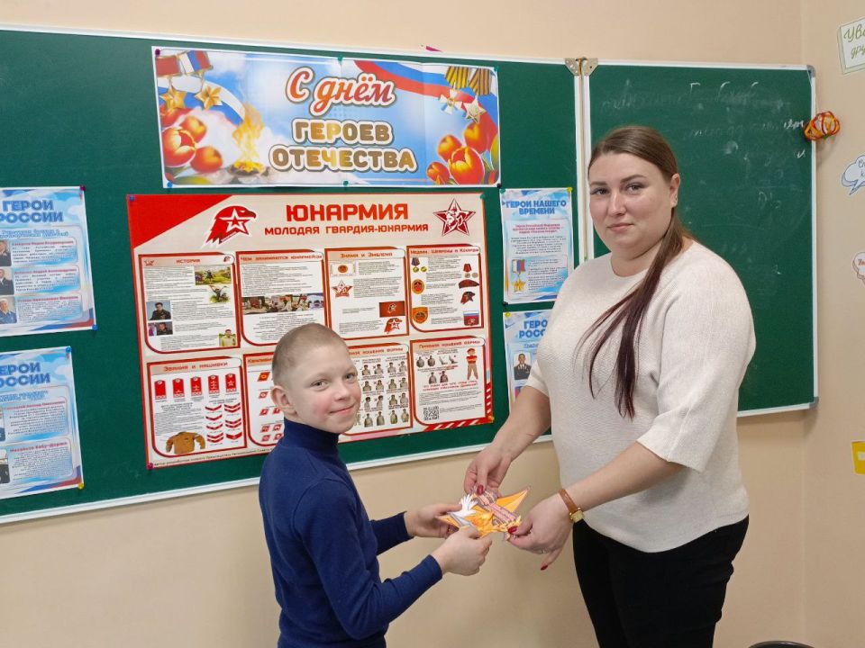 Сегодня, 9 декабря, юнармейцы ВПК «Снежные Соколы» совместно с активистами первичного отделения «Северные в Движении» на базе ГБОУ «ОШ №15» г.о. Снежное провели творческое мероприятие, посвящённое Дню Героев Отечества Сегодня, 9 декабря, юнармейцы ВПК «Снежные Соколы» совместно с активистами первичного отделения «Северные в Движении» на базе ГБОУ «ОШ №15» г.о. Снежное провели творческое мероприятие, посвящённое Дню Героев Отечества