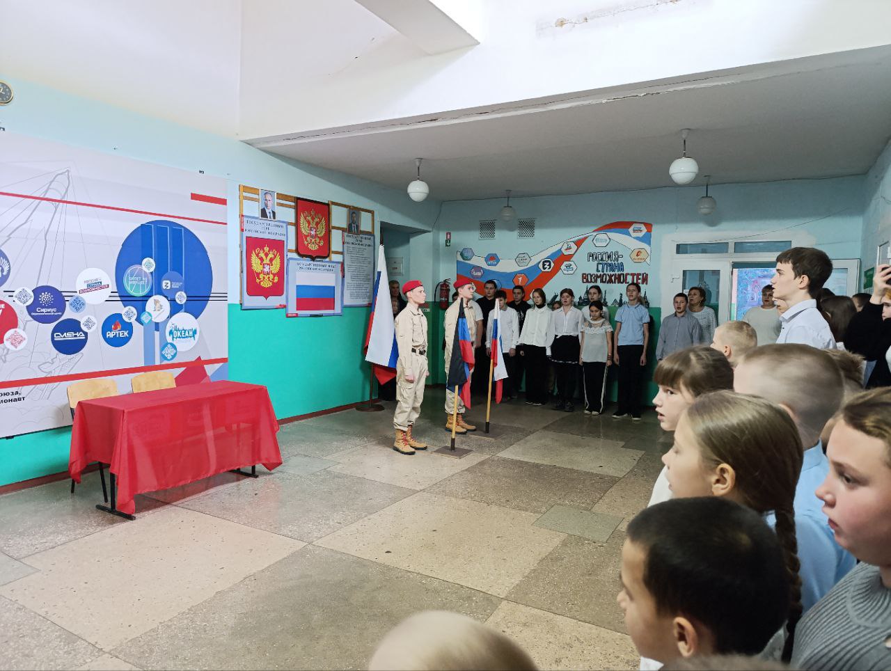 В Амвросиевской школе №5 открыли «Парту Героя» в честь Александра Кременя В Амвросиевской школе №5 открыли «Парту Героя» в честь Александра Кременя