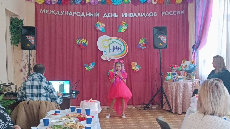 Атмосферой добра и хорошим настроением была наполнена концертная программа «Сила духа не знает границ», подготовленная творческими коллективами МБУ «ДК им. К.И. Поченкова» для подопечных Территориального центра социального... Атмосферой добра и хорошим настроением была наполнена концертная программа «Сила духа не знает границ», подготовленная творческими коллективами МБУ «ДК им. К.И. Поченкова» для подопечных Территориального центра социального...