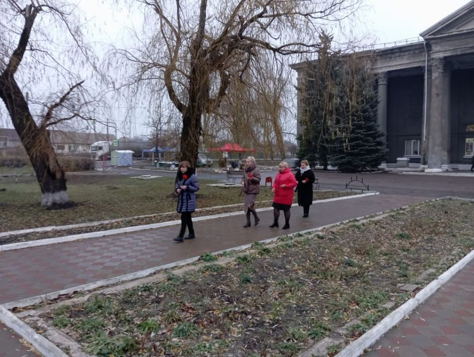 Возложение цветов ко Дню Героев Отечества Возложение цветов ко Дню Героев Отечества