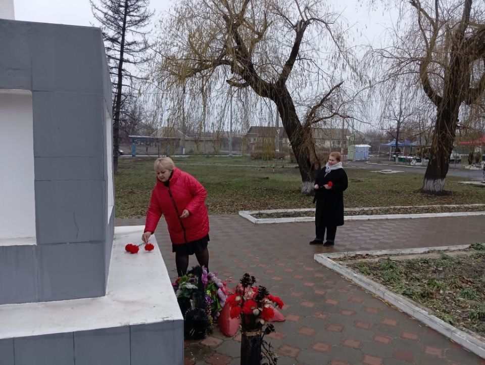 Возложение цветов ко Дню Героев Отечества Возложение цветов ко Дню Героев Отечества