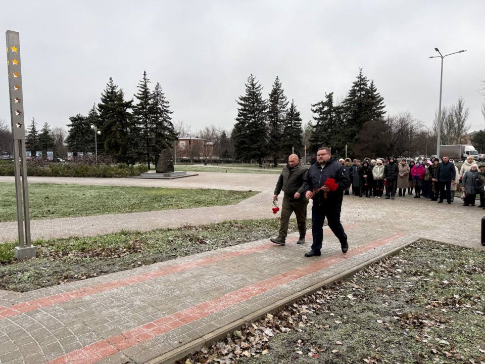 Александр Шатов: Ко Дню Героев Отечества в Шахтерске прошло возложение цветов Александр Шатов: Ко Дню Героев Отечества в Шахтерске прошло возложение цветов