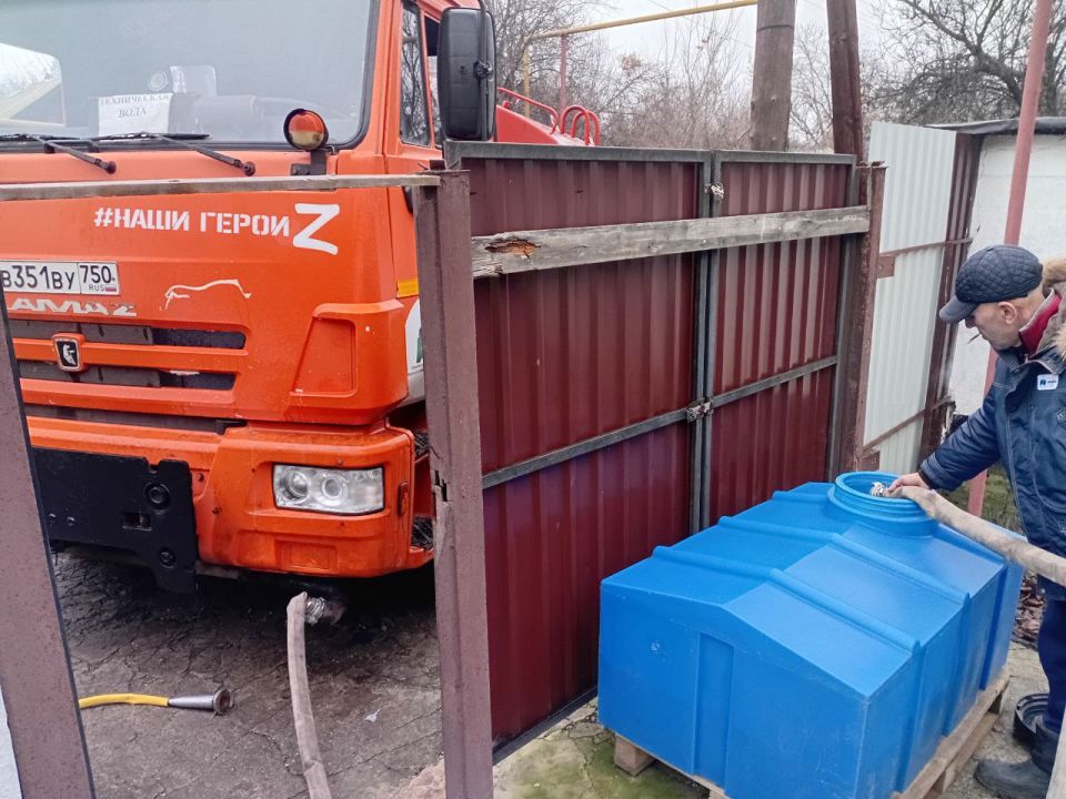 В Кировском внутригородском районе при поддержке региона-шефа Московская область продолжается подвоз воды для жителей домов, в которые в установленный графиком день не поступила вода В Кировском внутригородском районе при поддержке региона-шефа Московская область продолжается подвоз воды для жителей домов, в которые в установленный графиком день не поступила вода