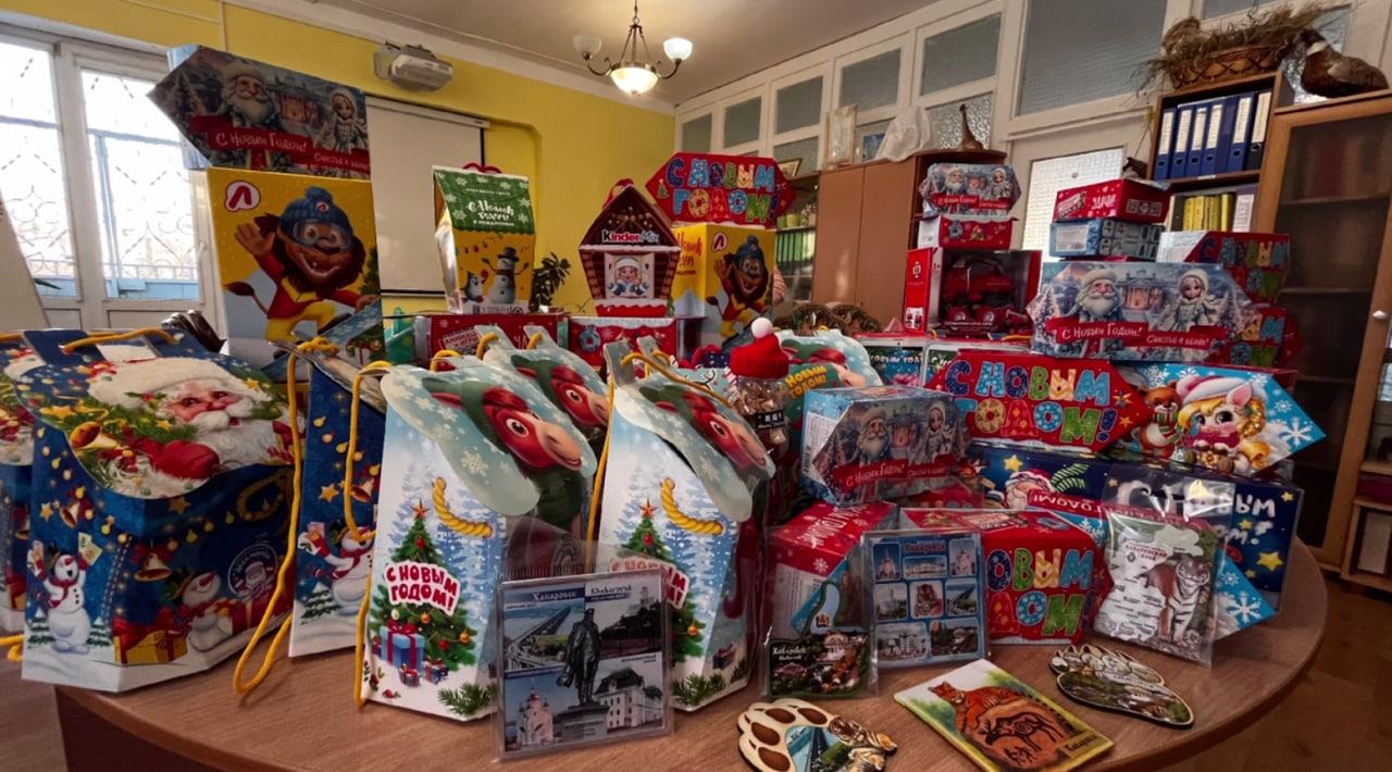 Хабаровский детсад подготовил праздничную посылку для детского сада № 5 Дебальцево Хабаровский детсад подготовил праздничную посылку для детского сада № 5 Дебальцево