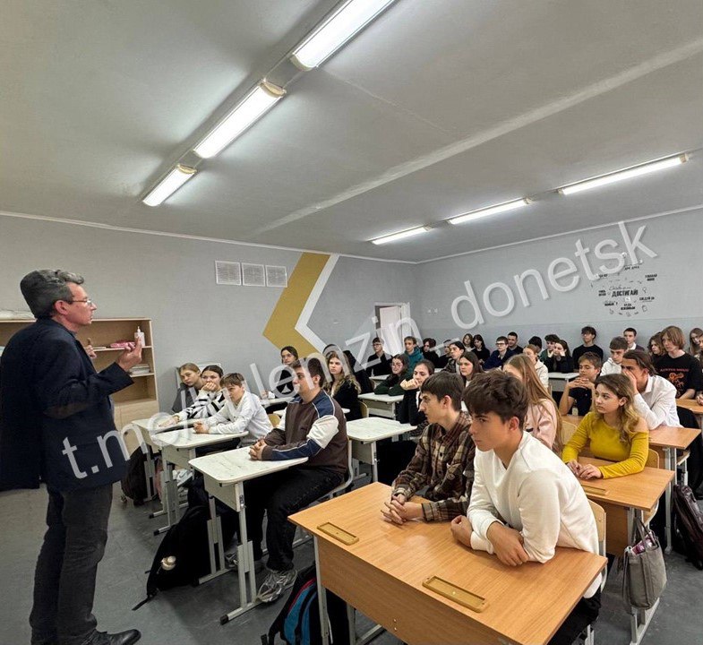 Сегодня сотрудники управления по обеспечению деятельности комиссий по делам несовершеннолетних и защите их прав администрации г.о. Донецк совместно с представителями Республиканского наркологического центра провели беседу Сегодня сотрудники управления по обеспечению деятельности комиссий по делам несовершеннолетних и защите их прав администрации г.о. Донецк совместно с представителями Республиканского наркологического центра провели беседу