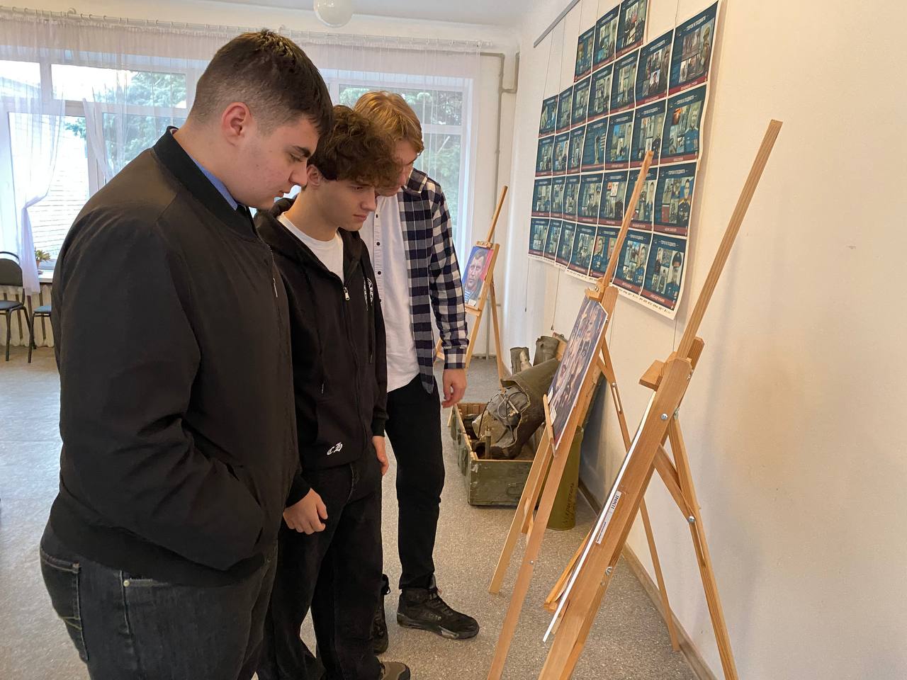 В рамках Года Защитника Отечества и 80-летия Великой Победы, 9 декабря, в День Героев Отечества, Дебальцевский городской музей провёл для участников клуба «Патриот» экскурсию «Связь поколений» В рамках Года Защитника Отечества и 80-летия Великой Победы, 9 декабря, в День Героев Отечества, Дебальцевский городской музей провёл для участников клуба «Патриот» экскурсию «Связь поколений»