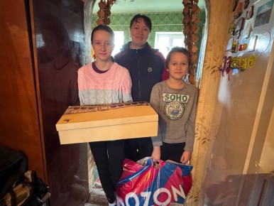 Подшефным многодетным семьям из села Златоустовки оказали помощь от организаций из Лабытнанги