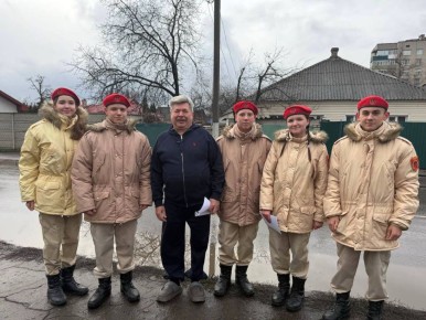 УЛИЦА ГЕРОЯ. 9 декабря - День Героев Отечества, в честь этой даты юнармейцы отряда ВПК «Пламя» штаба местного отделения городского округа Харцызска СШ № 4 ученики из 9-А класса Мокровуз Виктория, Воробьев Сергей, Закаличный...