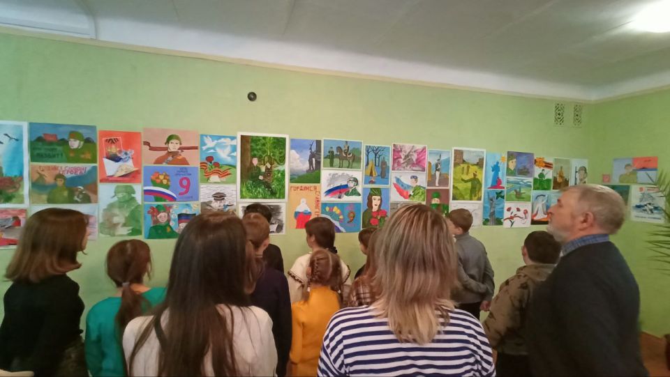 Выставка детского рисунка «Гордимся славою Героев» Выставка детского рисунка «Гордимся славою Героев»