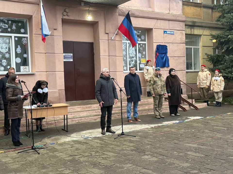 В ГБОУ «Школа № 152 имени Героев - Десантников г.о. Донецк»состоялось торжественное мероприятие, посвященное присвоению школе имени Героев-Десантников В ГБОУ «Школа № 152 имени Героев - Десантников г.о. Донецк»состоялось торжественное мероприятие, посвященное присвоению школе имени Героев-Десантников