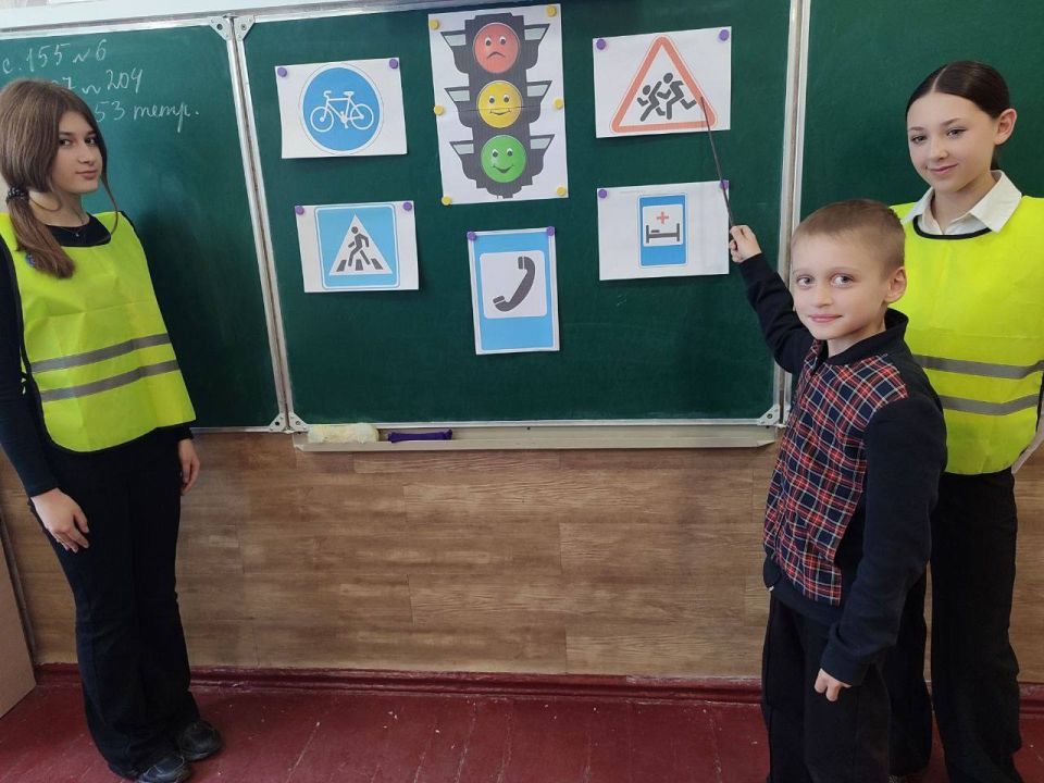 Сегодня, 10 декабря, в рамках проекта «Безопасные дороги» ВПП «ЕДИНАЯ РОССИЯ», цель которого - повышение безопасности дорожного движения, в школах и дошкольных учреждениях г. Моспино прошли тематические мероприятия в формате... Сегодня, 10 декабря, в рамках проекта «Безопасные дороги» ВПП «ЕДИНАЯ РОССИЯ», цель которого - повышение безопасности дорожного движения, в школах и дошкольных учреждениях г. Моспино прошли тематические мероприятия в формате...