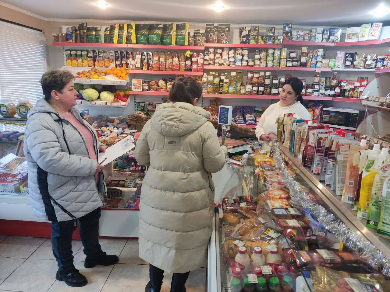 Сегодня, 10 декабря, в г. Моспино прошел плановый рейд Народного контроля, на соблюдение правил торговли и санитарных норм Сегодня, 10 декабря, в г. Моспино прошел плановый рейд Народного контроля, на соблюдение правил торговли и санитарных норм