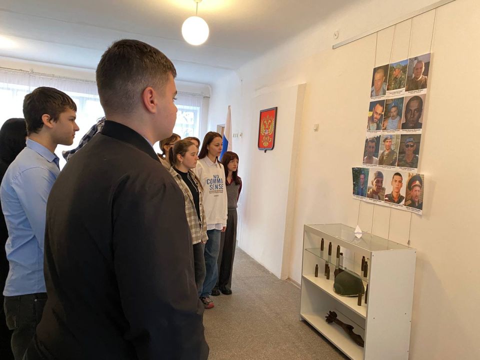 В рамках Года Защитника Отечества и 80-летия Великой Победы, 9 декабря, в День Героев Отечества, Дебальцевский городской музей провёл для участников клуба «Патриот» экскурсию «Связь поколений» В рамках Года Защитника Отечества и 80-летия Великой Победы, 9 декабря, в День Героев Отечества, Дебальцевский городской музей провёл для участников клуба «Патриот» экскурсию «Связь поколений»