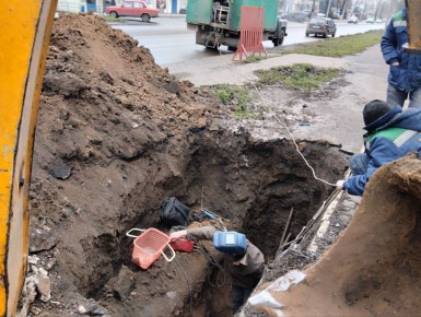 10 декабря, филиалом «Макеевское ПУВКХ» ГУП ДНР «Вода Донбасса» ведутся работы по устранению порыва холодного водоснабжения по ул. Ленина в районе жилого дома № 4 по ул. Парижской Коммуны
